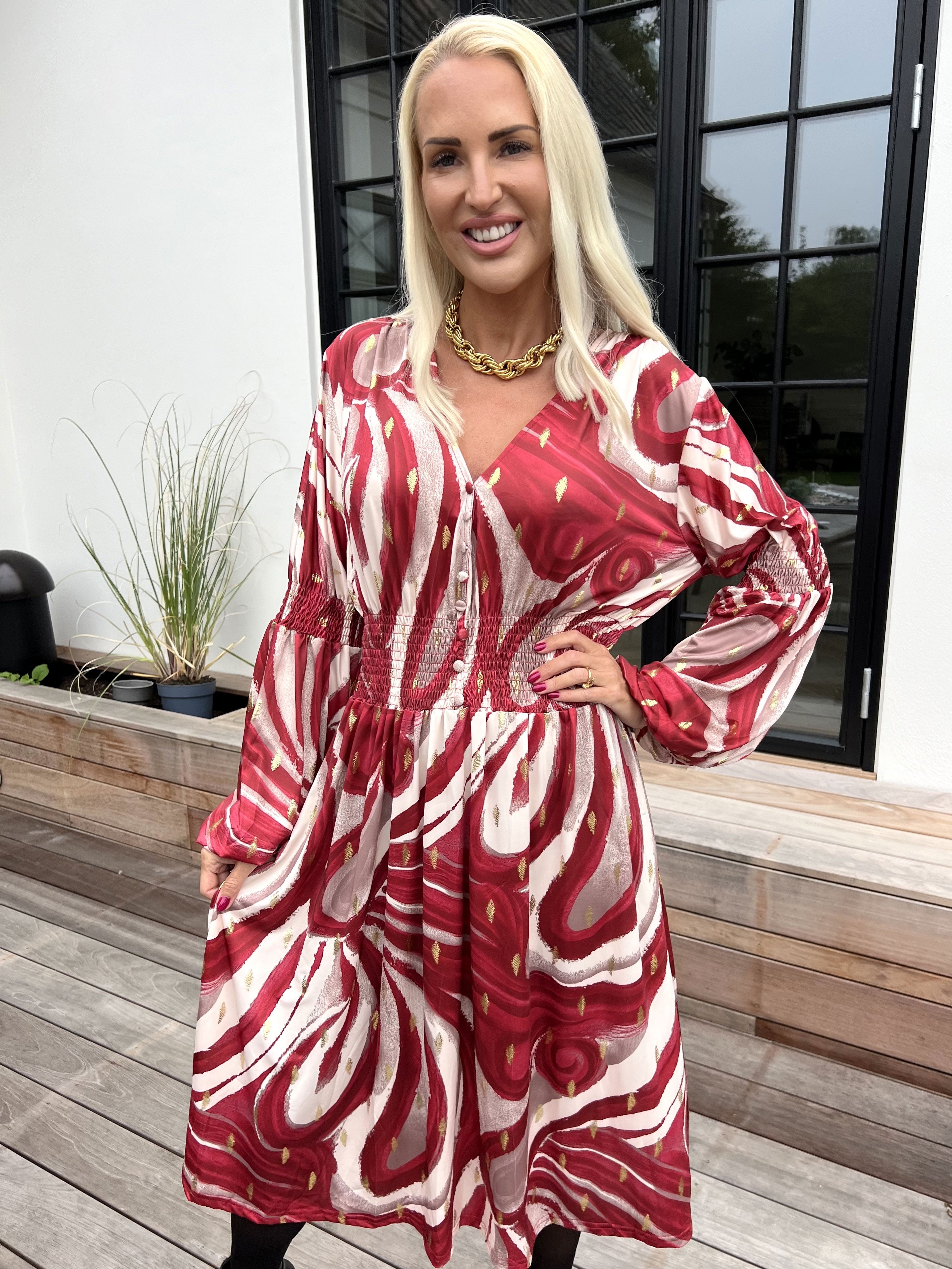 Paige Swirls - Elastisk mønstret kjole med smock og knapper ved brystet